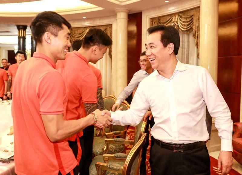 目前，巴萨和阿森纳也想签下维尔梅伦，其中阿森纳准备报价大约1500万欧元，而安特卫普方面要价2500万欧元。